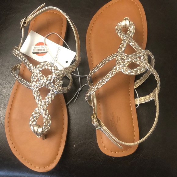 Universal Thread Shoes - 🏵3/$25🏵 Women’s Gold Jana Braided